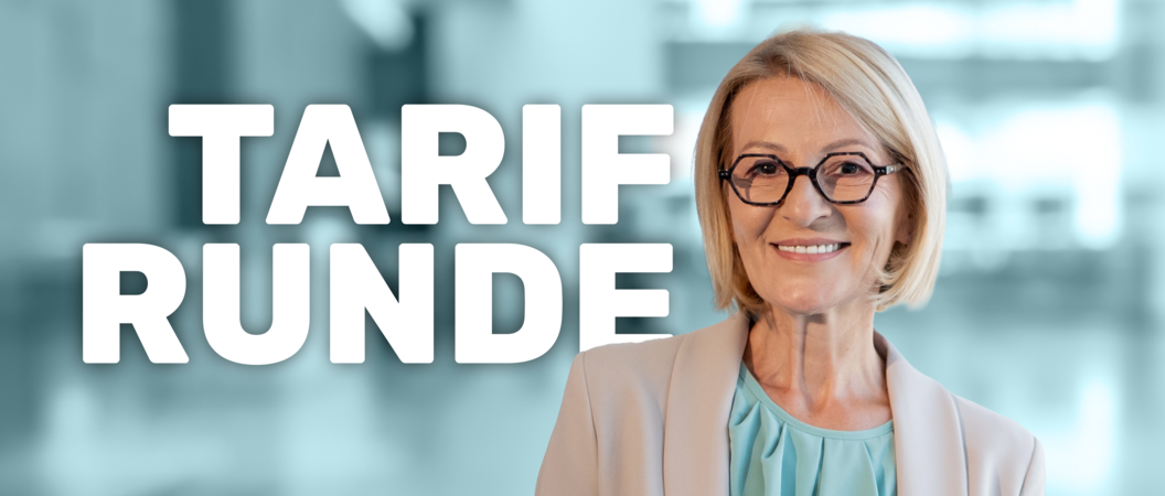 Frau mit blonden, halblangen Haaren , Brille und Blazer vor dem Text Tarifrunde