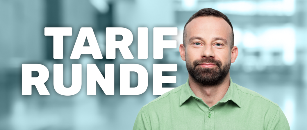 Mann mit heller Hautfarbe braunen kurzen Haaren, Vollbart und türkisem Poloshirt vor dem Text Tarifrunde