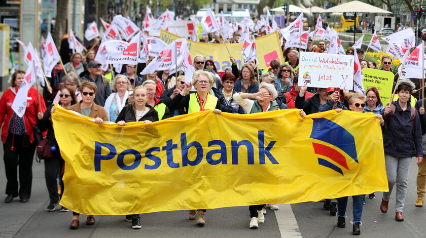 Postbank-Mitarbeitende ver.di-Mitglieder beim Streik