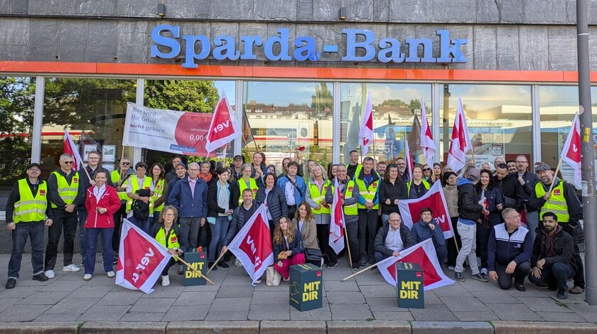ver.di-Streikende vor Sparda-Bank in Hamburg