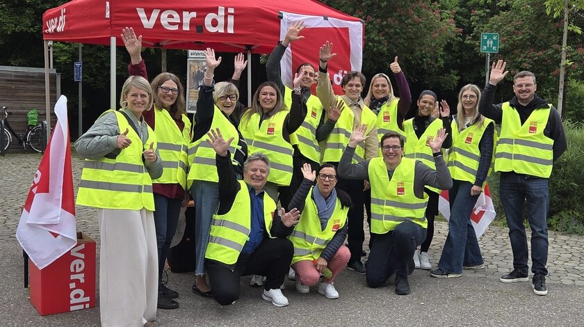 ver.di-Streikende vor einem ver.di-Stand in Ostbayern