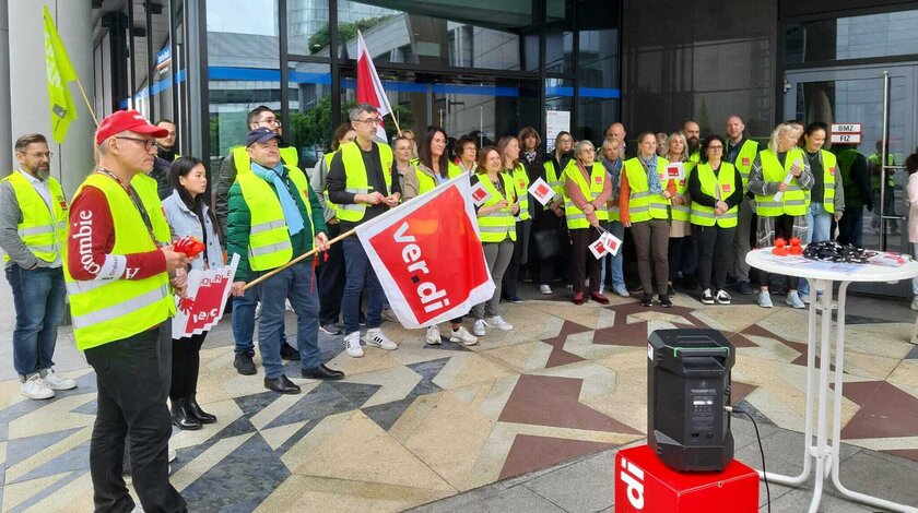 ver.di-Streikende vor einer Sparda-Bank in Stuttgart