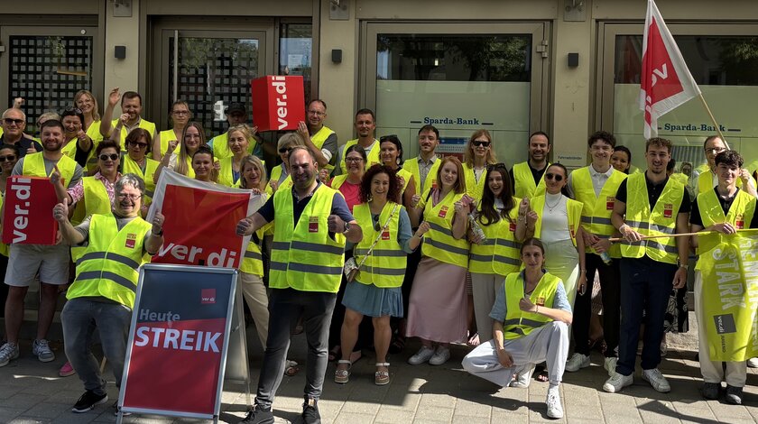 Gruppenfoto ver.di Mitglieder mit Flaggen und Warnwesten