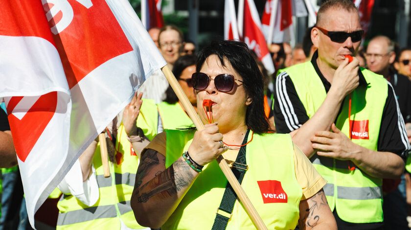 ver.di Streikende mit Fahnen und Trillerpfeifen