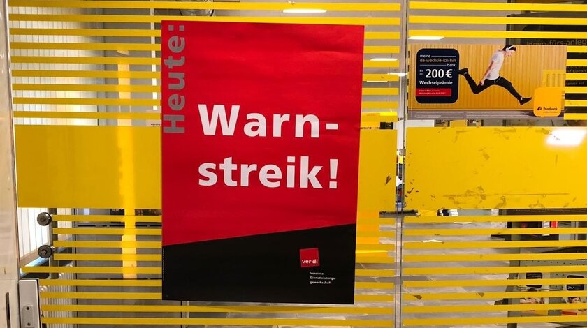 Poster mit Aufschrift "Warnstreik" an Postbank-Tür