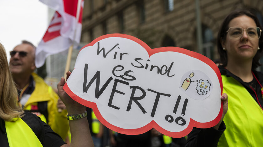 Foto eines Demonstrations-Schildes auf dem "Wir sind es wert!!" steht.