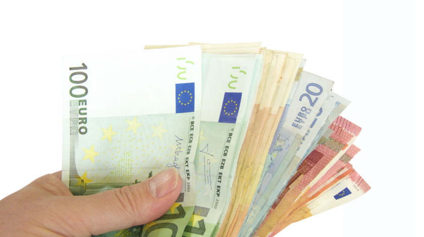 Hand hält ein Bündel Geldscheine