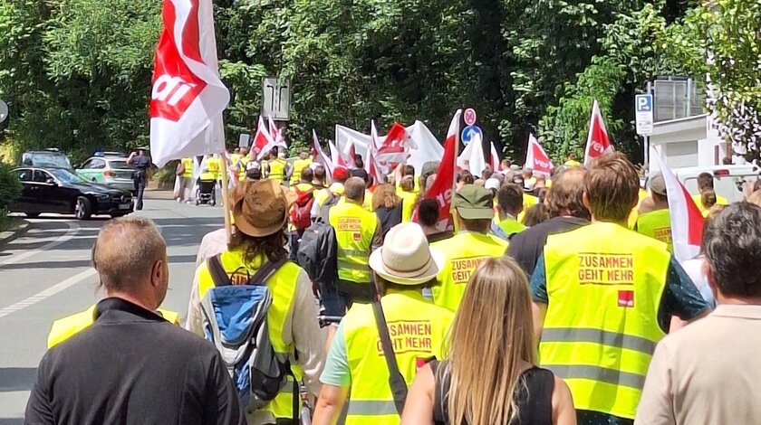 ver.di Streikende von. hinten mit Fahnen
