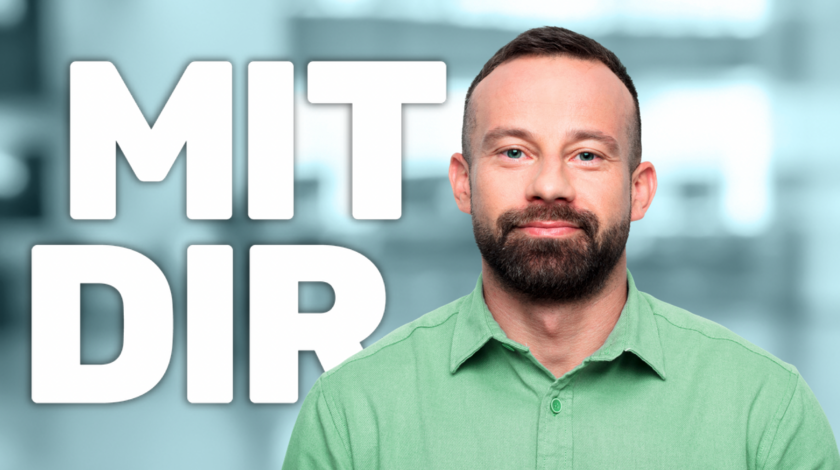 Der Schriftzug Mit Dir wird von einem Mann der in die Kamera guckt begleitet