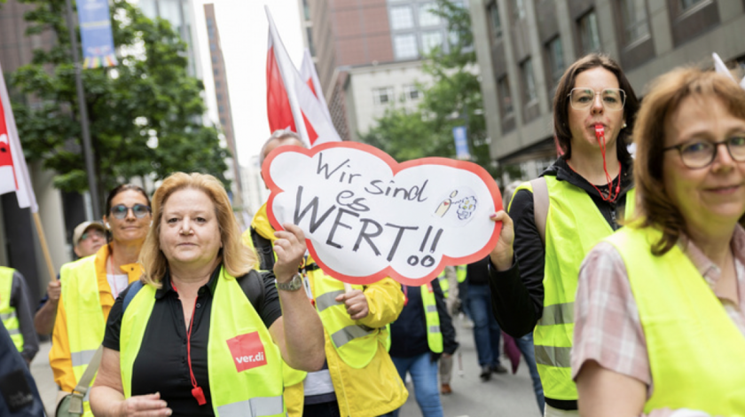 ver.di-Streikende mit "Wir sind es wert!"-Schild