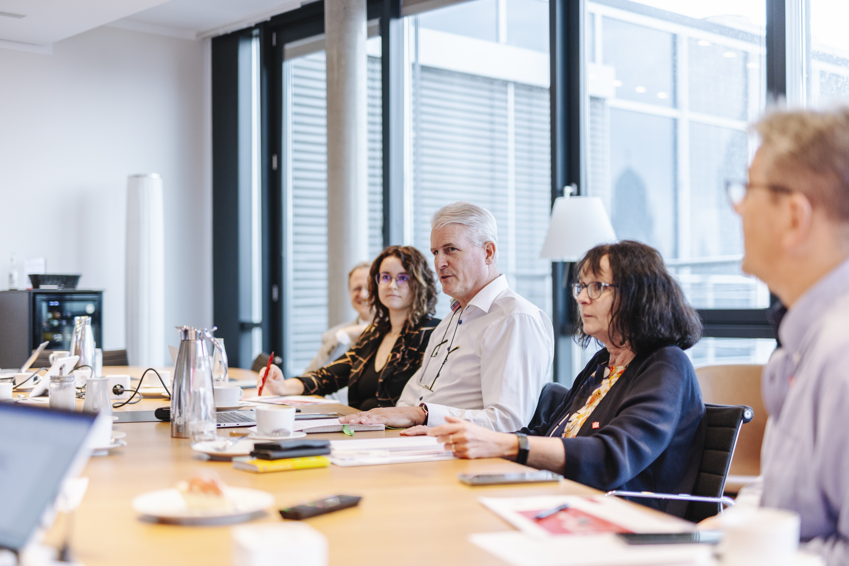 Personen an einem Tisch bei Verhandlungsrunde 1 der Tarifrunde 1 der Privaten Banken