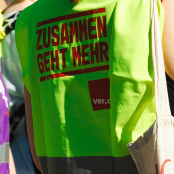 Rückansicht einer ver.di-Warnweste, auf der "Zusammen geht mehr" steht