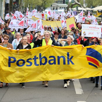 Postbank-Mitarbeitende ver.di-Mitglieder beim Streik
