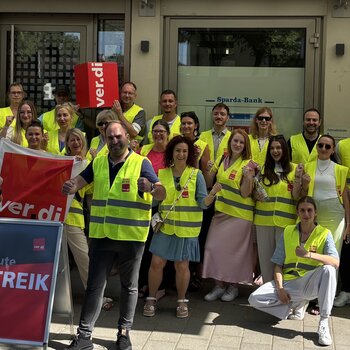 Gruppenfoto ver.di Mitglieder mit Flaggen und Warnwesten