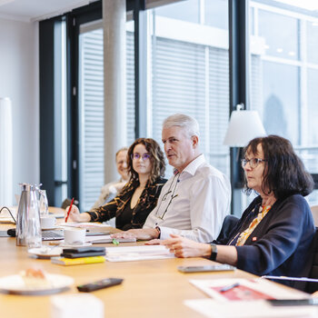 Personen an einem Tisch bei Verhandlungsrunde 1 der Tarifrunde 1 der Privaten Banken