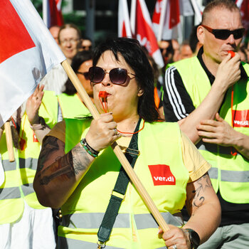 ver.di Streikende mit Fahnen und Trillerpfeifen
