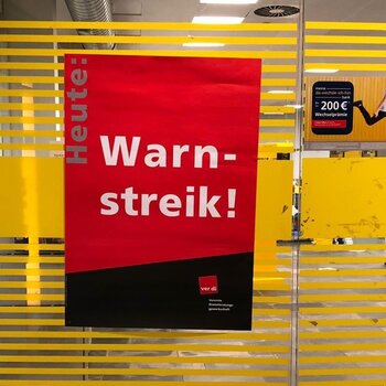 Poster mit Aufschrift "Warnstreik" an Postbank-Tür