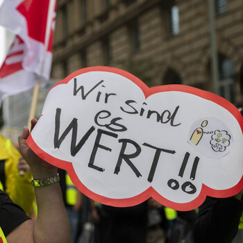 Foto eines Demonstrations-Schildes auf dem "Wir sind es wert!!" steht.