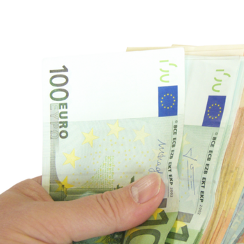 Hand hält ein Bündel Geldscheine