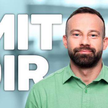 Der Schriftzug Mit Dir wird von einem Mann der in die Kamera guckt begleitet