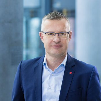 Timo Heider, ein Mann mit Brille im Portrait