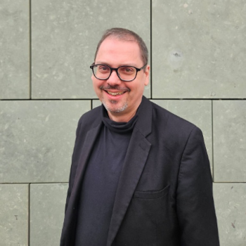 Marco Puttlitz ein Mann mit Brille im Sakko