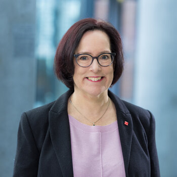 Silke Stimmann, eine Frau mit Brille im Portrait