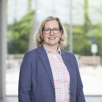 Ein Foto das Susanne Bleidt vom Postbank Filialvertrieb zeigt.